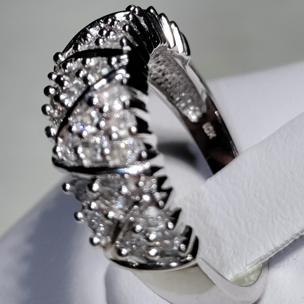Beautiful 10K 1CTW Diamond Ring/Band - Picture 11 of 13